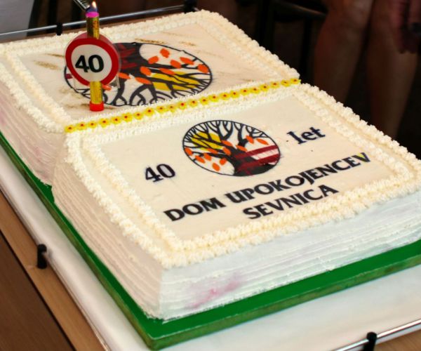 torta - 40 let doma upokojencev Sevnica